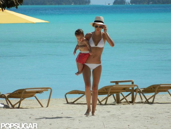 Thiên thần Miranda Kerr mặc bộ bikini màu trắng gợi cảm, kheo dáng ngọc trên bãi biển